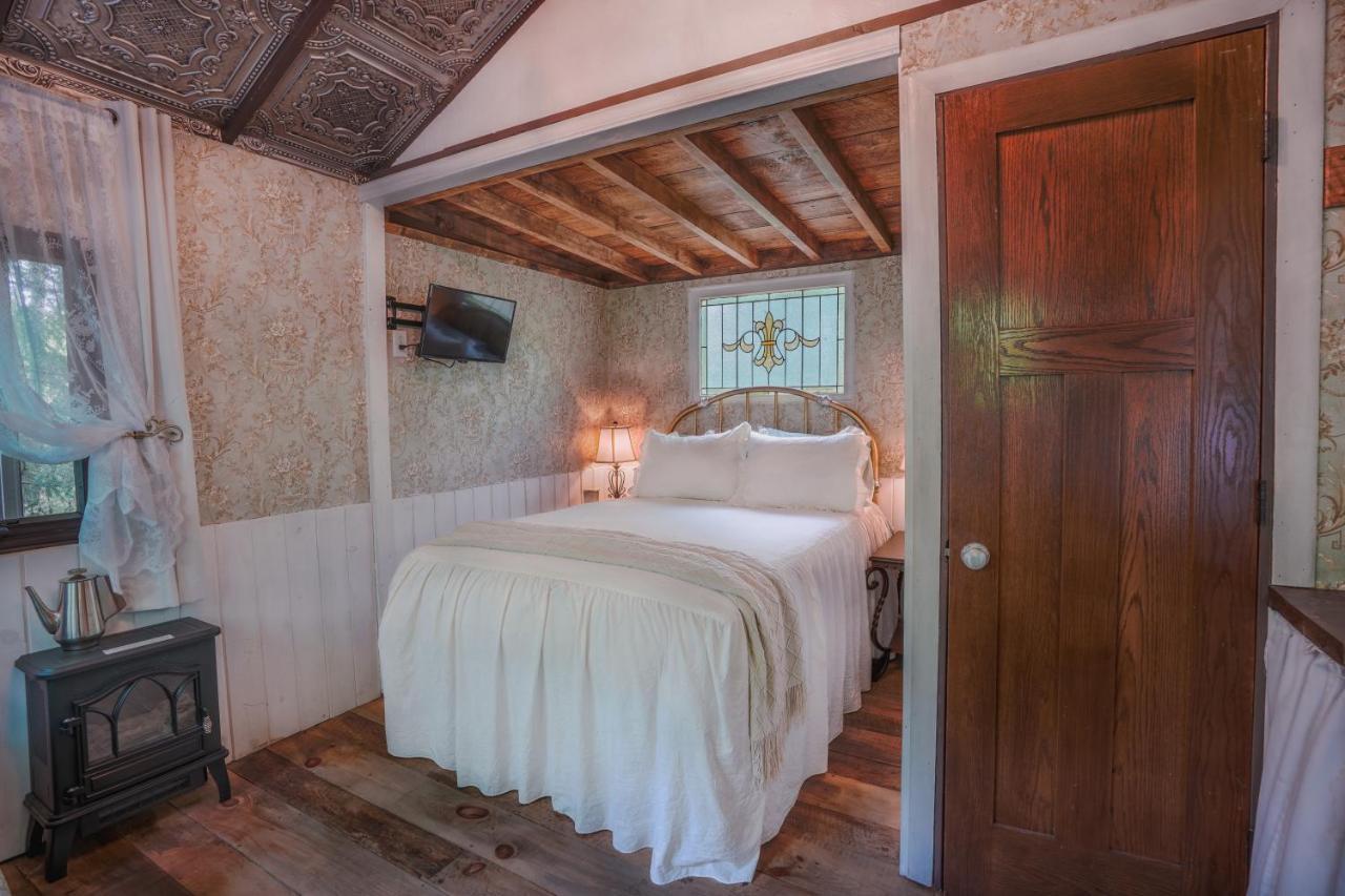 Vintage Wild West Tiny Hotel In The Woods! Pine City المظهر الخارجي الصورة