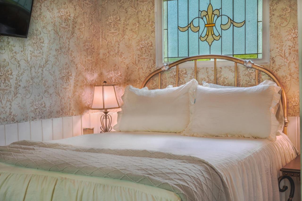 Vintage Wild West Tiny Hotel In The Woods! Pine City المظهر الخارجي الصورة