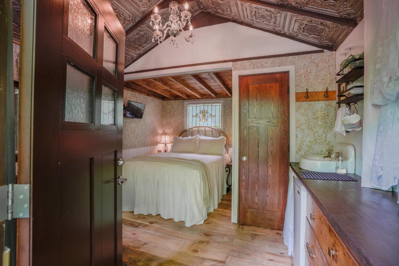 Vintage Wild West Tiny Hotel In The Woods! Pine City المظهر الخارجي الصورة